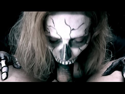 ❤️ Demoniška mergina čiulpia varpą savo juoda burna ir ryja spermą. ️❌ Seks video prie mūsų ❌️