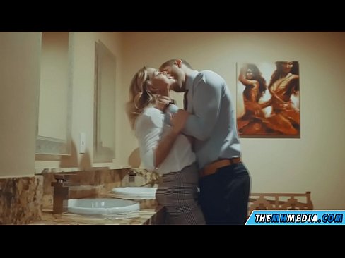 ❤️ Kai krūtininga blondinė vilioja tave viešajame tualete ️❌ Seks video prie mūsų ❌️